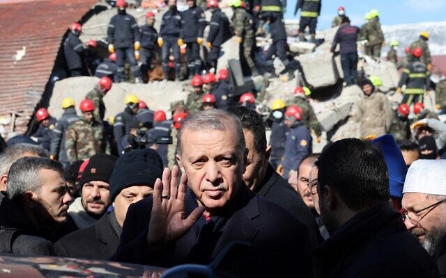 الرئيس التركي رجب طيب أردوغان يقوم بجولة بين المباني المدمرة خلال زيارته لمدينة كهرمانماراس في جنوب شرق تركيا، بعد يومين من الزلزال العنيف الذي ضرب المنطقة، 8 فبراير 2023 (Adem ALTAN / AFP)