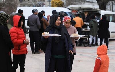 نازحون يتلقون وجبة طعام في مخيم في حديقة مسال، في غازي عنتاب، بعد أربعة أيام من وقوع زلزال مدمر في المنطقة الحدودية بين تركيا وسوريا، 10 فبراير 2023 (Zein Al RIFAI / AFP)