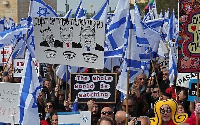 متظاهرون ضد الإصلاح القضائي خارج الكنيست في القدس، 13 فبراير، 2023. (AP Photo / Ohad Zwigenberg)