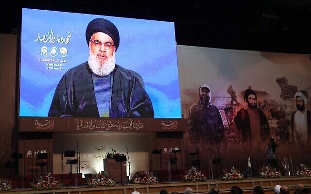 أنصار حزب الله يحضرون خطابا متلفزا لزعيم المنظمة حسن نصر الله في الضاحية الجنوبية لبيروت، 16 فبراير، 2023. (Anwar Amro / AFP)