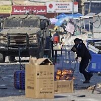 اشتباكات بين فلسطينيين والقوات الإسرائيلية خلال مداهمة في مدينة نابلس شمال الضفة الغربية، 22 فبراير، 2023. (Zain Jaafar / AFP)