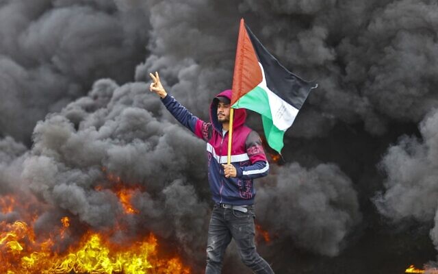 شبان فلسطينيون يتظاهرون بالقرب من الحدود بين اسرائيل وغزة، شرقي مخيم جباليا، 23 فبراير 2023 (Mahmud Hams / AFP)