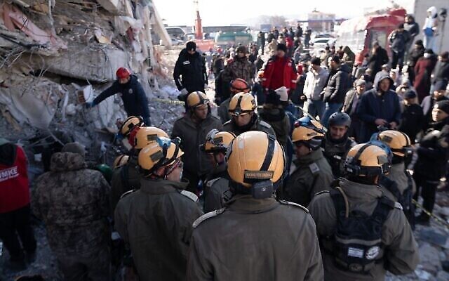 فرق البحث والإنقاذ التابعة للجيش الإسرائيلي تعمل للعثور على ناجين بعد زلزال في تركيا، 9 فبراير، 2023. (Israel Defense Forces)