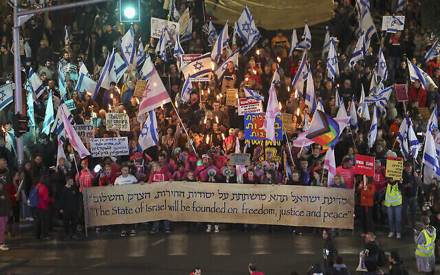 متظاهرون يحتشدون في تل أبيب للاحتجاج على خطة الحكومة الإسرائيلية لإصلاح النظام القضائي، 18 فبراير، 2023. (AHMAD GHARABLI / AFP)