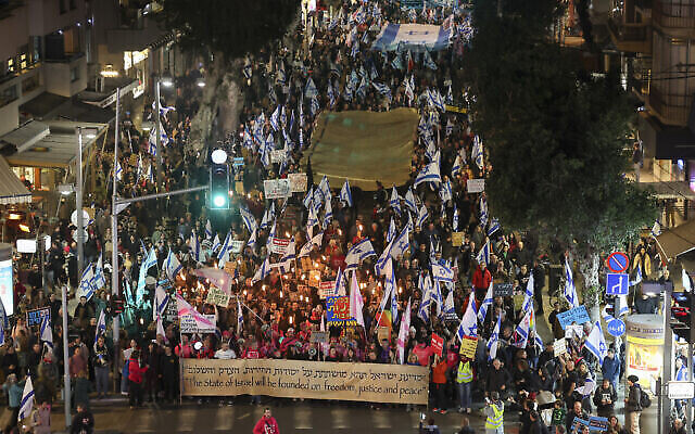 متظاهرون يحتشدون في تل أبيب للاحتجاج على خطة الحكومة الإسرائيلية لإصلاح النظام القضائي، 18 فبراير، 2023. (AHMAD GHARABLI / AFP)