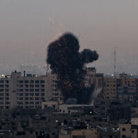 دخان يتصاعد فوق مبان في مدينة غزة أثناء قصف اسرائيل لمواقع في القطاع الفلسطيني، 23 فبراير 2023 (MOHAMMED ABED / AFP)