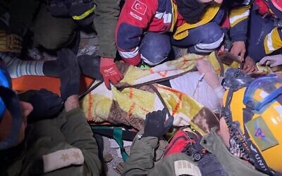 فرق البحث والإنقاذ التابعة لقيادة الجبهة الداخلية للجيش الإسرائيلي ومسعفون أتراك ينقذون شابة محاصرة تحت الأنقاض في جنوب شرق تركيا، في أعقاب زلزال، 7 فبراير، 2023. (Israel Defense Forces)