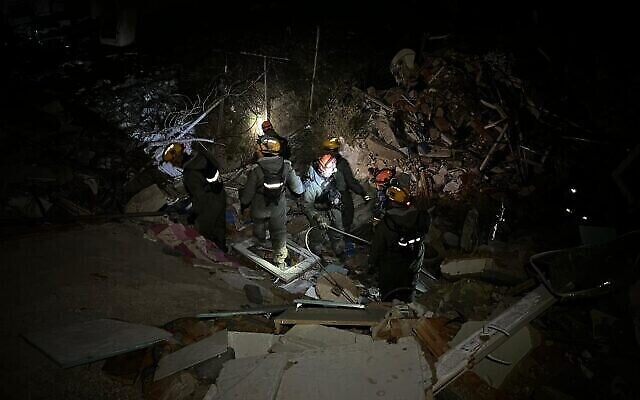 فرق البحث والإنقاذ التابعة للجيش الإسرائيلي تعمل للعثور على ناجين بعد زلزال في تركيا، 9 فبراير، 2023. (Israel Defense Forces)