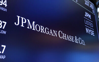 صورة أرشيفية يظهر فيها شعار JPMorgan Chase & Co فوق محطة تداول في أرضية بورصة نيويورك، 16 أغسطس، 2019. (AP Photo/Richard Drew)