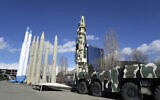 صواريخ وحاملات أقمار صناعية من صنع إيران معروضة في معرض دائم في منطقة ترفيهية في شمال طهران، إيران، 3 فبراير 2023. (AP Photo / Vahid Salemi)