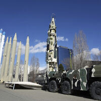 صواريخ وحاملات أقمار صناعية من صنع إيران معروضة في معرض دائم في منطقة ترفيهية في شمال طهران، إيران، 3 فبراير 2023. (AP Photo / Vahid Salemi)