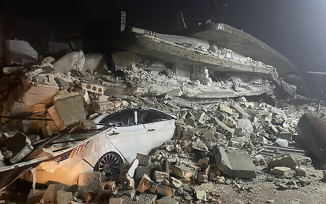 سيارة تحت حطام مبنى منهار في بلدة عزمارين بمحافظة إدلب شمال سوريا، 6 فبراير، 2023. (AP Photo / Ghaith Alsayed)