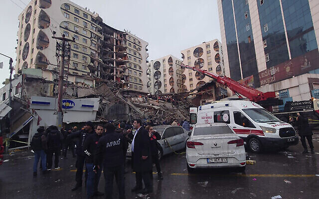 عمال الإنقاذ والفرق الطبية يحاولون الوصول إلى السكان المحاصرين في مبنى منهار في أعقاب الزلزال في ديار بكر، جنوب شرق تركيا، في وقت مبكر من يوم الاثنين، 6 فبراير، 2023. (AP Photo / Mahmut Bozarsan)