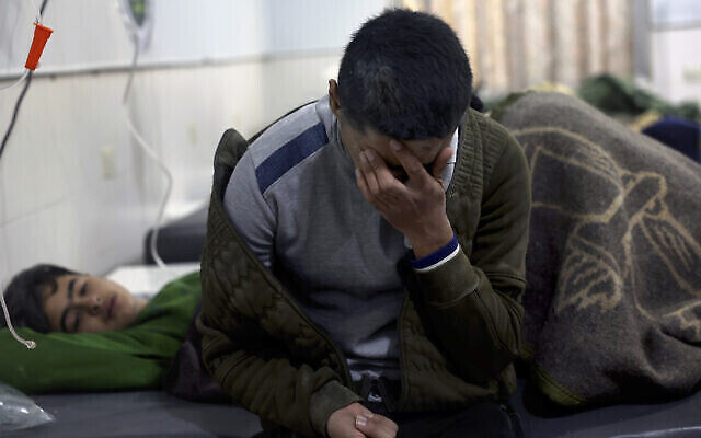 ضحايا الزلزال يتلقون العلاج في مستشفى الرحمة، 6 فبراير، 2023. (AP Photo / Ghaith Alsayed)