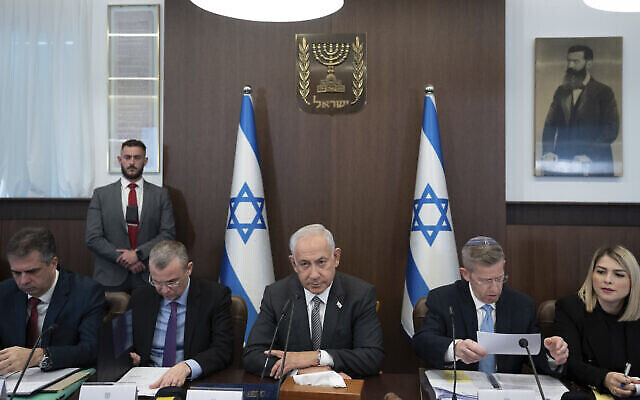 رئيس الوزراء بنيامين نتنياهو (وسط الصورة) يترأس الاجتماع الأسبوعي لمجلس الوزراء في القدس، 12 فبراير، 2023. (AP Photo / Ohad Zwigenberg، Pool)