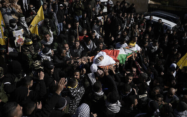 مشيعون فلسطينيون يحملون جثمان مثقال ريان (27 عاما)  خلال جنازته في قرية قراوة بني حسن بالقرب من بلدة سلفيت بالضفة الغربية، 12 فبراير، 2023. (AP Photo / Majdi Mohammed)