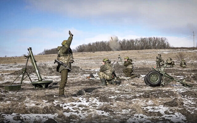 لقطة شاشة من فيديو نشرتها الخدمة الصحفية بوزارة الدفاع الروسية في 17 فبراير 2023، تظهر إطلاق الجيش الروسي لقذائف هاون من عيار 120 ملم على القوات الأوكرانية في مكان غير معروف (Russian Defense Ministry Press Service via AP)
