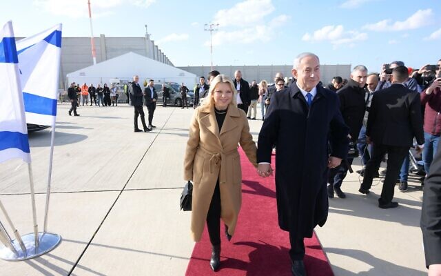 رئيس الوزراء بنيامين نتنياهو وزوجته سارة يغادران في رحلة إلى باريس، 2 فبراير 2023 (Amos Ben-Gershom / GPO)