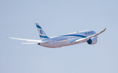 توضيحية: طائرة تابعة لشركة "إل عال" تقلع في مطار بن غوريون الدولي، خارج تل أبيب، في 25 أكتوبر 2021 (Yossi Aloni / Flash90)