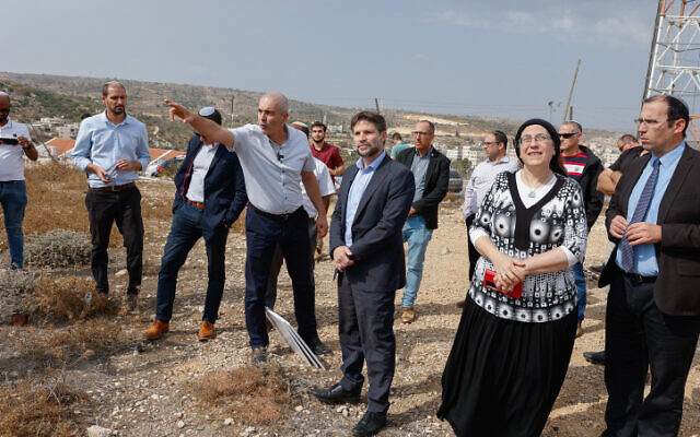 زعيم حزب "الصهيونية الدينية" بيتسلئيل سموتريتش وأعضاء الحزب في مستوطنة "إفرات" بالضفة الغربية، 26 أكتوبر 2022 (Gershon Elinson / Flash90)