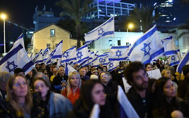 آلاف المتظاهرين الإسرائيليين يتظاهرون ضد حكومة رئيس الوزراء بنيامين نتنياهو الجديدة في مدينة تل أبيب الساحلية، 11 فبراير، 2023. (Gili Yaari / Flash90)