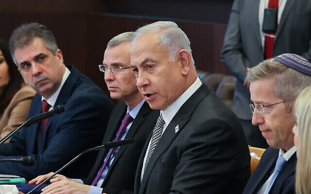 رئيس الوزراء بنيامين نتنياهو، إلى جانبه يجلس وزير العدل ياريف ليفين، يترأسان الاجتماع الأسبوعي لمجلس الوزراء في القدس، 12 فبراير، 2023. (Amit Shabi / Pool)