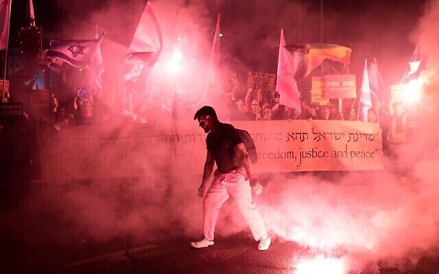 إسرائيليون يتظاهرون ضد حكومة نتنياهو والإصلاح القضائي الذي تعتزم تمريره، في تل أبيب، 18 فبراير، 2023. (Tomer Neuberg / FLASH90)