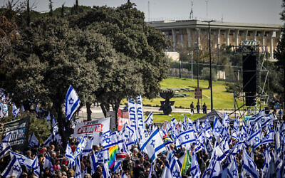 آلاف المتظاهرين يلوحون بالأعلام الإسرائيلية وهم يتظاهرون ضد الإصلاح القضائي خارج الكنيست في القدس، 20 فبراير، 2023. (Yonatan Sindel / Flash90)