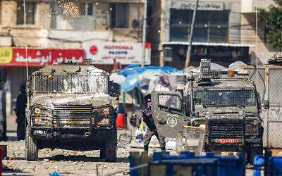 اشتباكات بين فلسطينيين والقوات  الإسرائيلية خلال مداهمة في مدينة نابلس بالضفة الغربية، 22 فبراير، 2023. (Nasser Ishtayeh / Flash90)