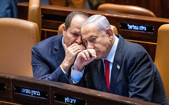 رئيس الوزراء بنيامين نتنياهو (على يمين الصورة) ووزير الاقتصاد نير بركات في الكنيست، 22 فبراير، 2023. (Yonatan Sindel / Flash90)