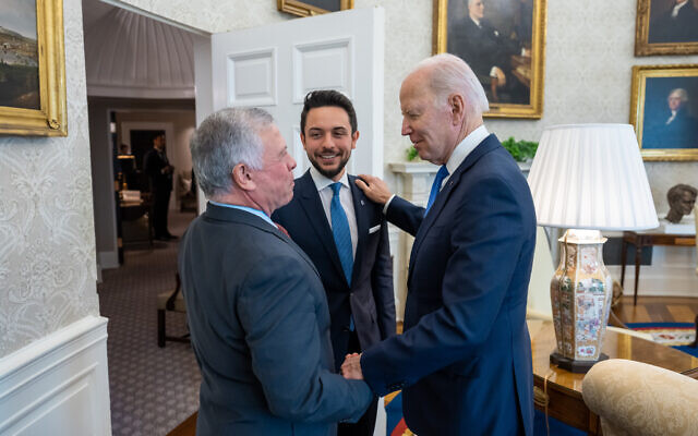 الرئيس الأمريكي جو بايدن (يمين) يرحب بالعاهل الأردني الملك عبد الله (يسار) والأمير حسين في المكتب البيضاوي، 2 فبراير 2023 (White House)
