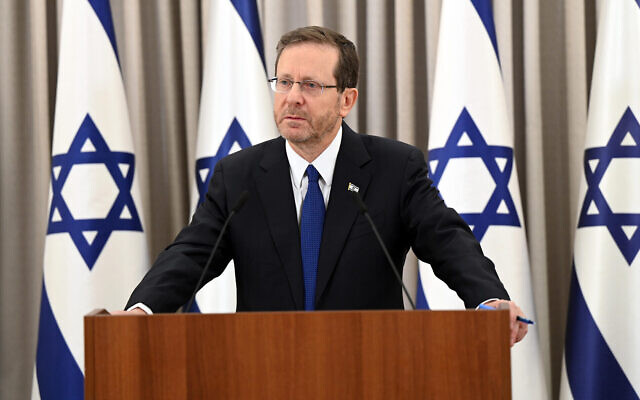 الرئيس إسحاق هرتسوغ يلقي خطابا للأمة من مكتبه في القدس، 12 فبراير 2023 (Haim Zach/GPO)