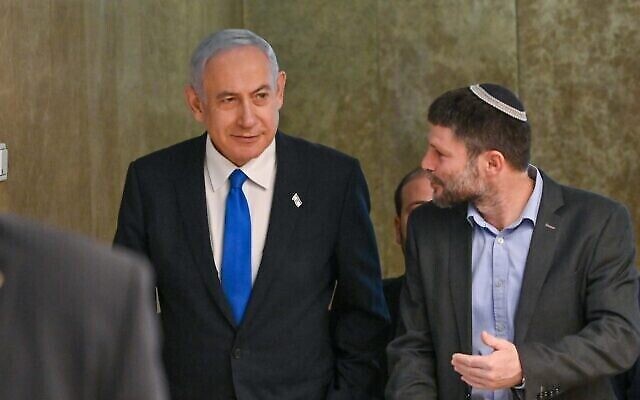 رئيس الوزراء بنيامين نتنياهو (يسار) ووزير المالية بتسلئيل سموتريتش يصلان لاجتماع في مكتب رئيس الوزراء في القدس، 23 فبراير، 2023. (Kobi Gideon / GPO)