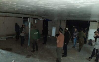 مستوطنون في مبنى في بؤرة إفياتار الاستيطانية، 26 فبراير، 2023. (Courtesy: Nachala)