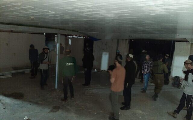 مستوطنون في مبنى في بؤرة إفياتار الاستيطانية، 26 فبراير، 2023. (Courtesy: Nachala)