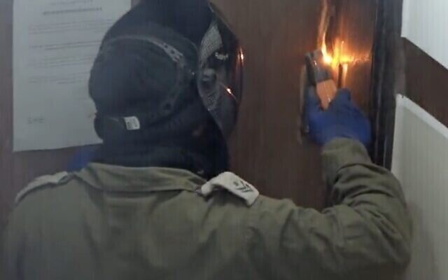 جندي إسرائيلي يستخدم أداة لحام لإغلاق منزل في حي الطور بالقدس الشرقية، 12 فبراير، 2023. (Israel Defense Forces)
