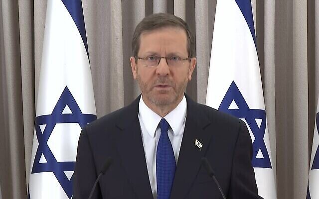رئيس الدولة يتسحاق هرتسوغ يلقي خطابا للأمة من مكتبه في القدس، 12 فبراير، 2023. (Screenshot / Kan)