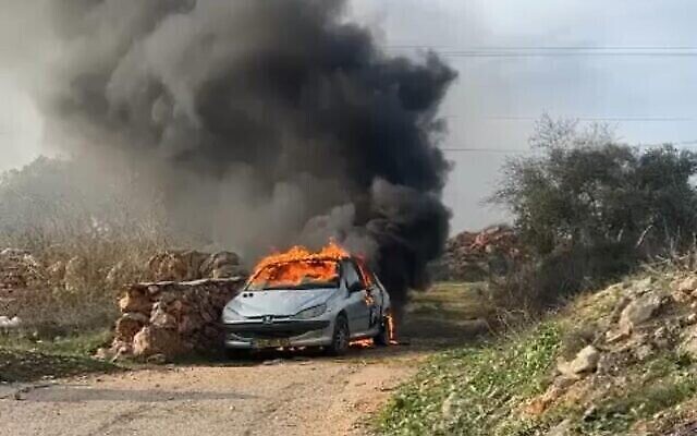 سيارة مشتعلة في قرية ترمسعيا بالضفة الغربية، 31 يناير، 2023. (Courtesy)