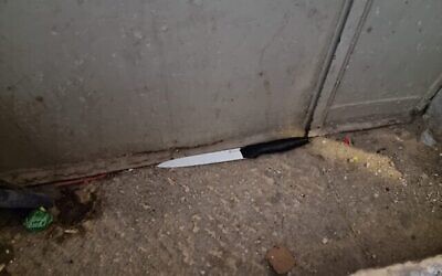سكين استخدمه منفذ هجوم فلسطيني في هجوم وقع في البلدة القديمة بالقدس، 13 فبراير، 2023. (Israel Police)