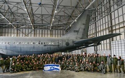 فريق من أفراد الجيش الإسرائيلي يصل إلى تركيا في 8 فبراير 2023، لإنشاء مستشفى ميداني لعلاج المصابين في الزلزال المدمر الذي وقع قبل يومين.  (IDF)