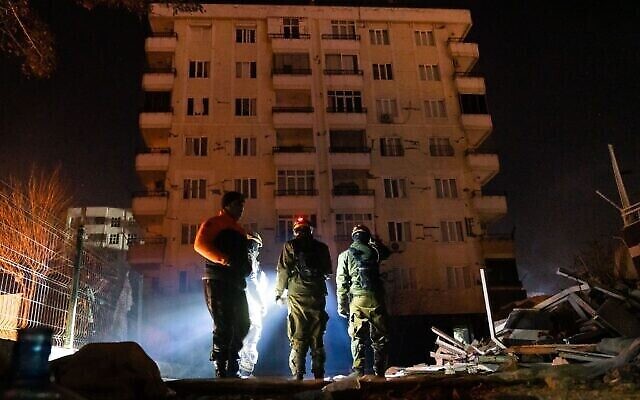 فرق البحث والإنقاذ التابعة للجيش الإسرائيلي تبدأ العمل في محاولة للعثور على ناجين بعد الزلزال الذي ضرب تركيا، 7 فبراير، 2023. (Israel Defense Forces)