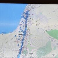 خريطة لمقاييس الزلازل للكشف عن الزلازل على شاشة في غرفة العمليات لمراقبة الزلازل في هيئة المسح الجيولوجي الإسرائيلية في القدس، 6 فبراير، 2022. (Sue Surkes / Times of Israel)