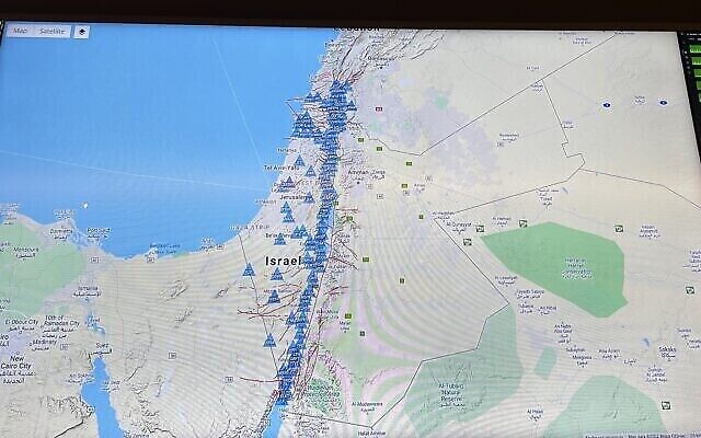 خريطة لمقاييس الزلازل للكشف عن الزلازل على شاشة في غرفة العمليات لمراقبة الزلازل في هيئة المسح الجيولوجي الإسرائيلية في القدس، 6 فبراير، 2022. (Sue Surkes / Times of Israel)