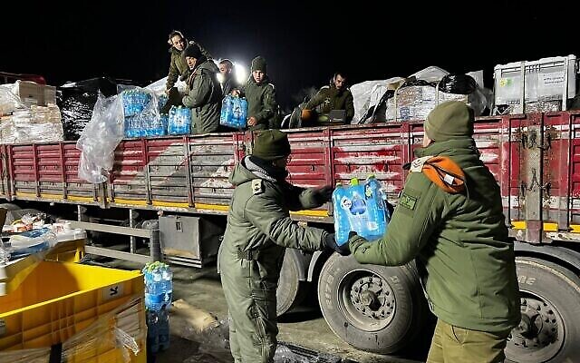 جنود اسرائيليون ينقلون المياه بعد زلزال في تركيا، 9 فبراير، 2023. (Israel Defense Forces)