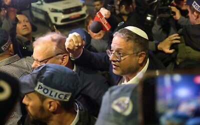 وزير الامن القومي ايتمار بن غفير في موقع هجوم في حي نيفيه يعكوف في القدس، 27 يناير، 2023. (Ahmad Gharabli / AFP)