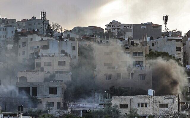 أعمدة الدخان تتصاعد خلال عملية للجيش الإسرائيلي في مدينة جنين بالضفة الغربية، 7 مارس، 2023. (Jaafar Ashtiyeh / AFP)