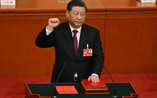 الرئيس الصيني شي جينبينغ يؤدي اليمين بعد إعادة انتخابه رئيسا لولاية ثالثة خلال الجلسة العامة الثالثة للمجلس الوطني لنواب الشعب الصيني في قاعة الشعب الكبرى في بكين، 10 مارس 2023 (NOEL CELIS / AFP)