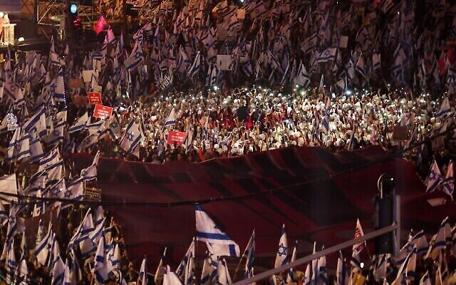 متظاهرون يشاركون في مظاهرة في تل أبيب ضد قانون الإصلاح القضائي المثير للجدل  للحكومة، 11 مارس، 2023. (Jack Guez / AFP)