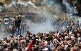 إطلاق الغاز المسيل للدموع خلال مظاهرة قام بها متقاعدون من الجيش اللبناني وقوات الأمن احتجاجاً على تدهور الأوضاع المعيشية، خارج حرم السراي الحكومي في وسط بيروت، 22 مارس 2023 (ANWAR AMRO / AFP)