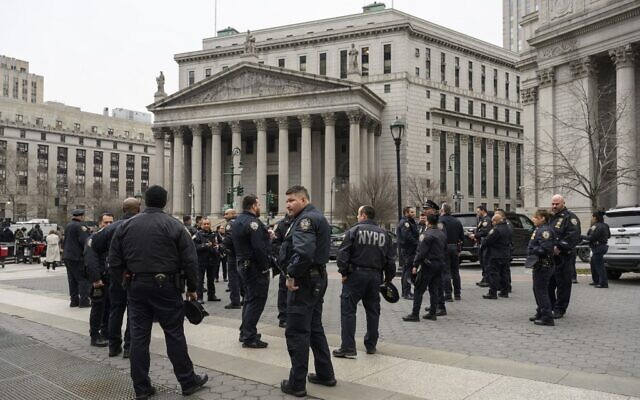 ضباط شرطة نيويورك يتجمعون بالقرب من محكمة مانهاتن الجنائية ومكتب المدعي العام لمقاطعة مانهاتن في مدينة نيويورك، 22 مارس 2023 (ANGELA WEISS / AFP)
